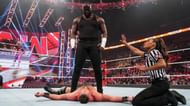 WWE Raw में ओमोस सिंगल्स मैच के दौरान टी-बार का बुरा हाल करते हुए